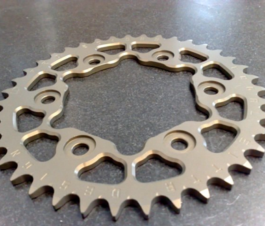 Takaratas Suzuki GSX-R 1000 2009-2011, Yamaha YZF-R1 1998-2010, FZ-1 2006-2010, YZF-R6S 2003-2009 (530-jako) - Sitta
